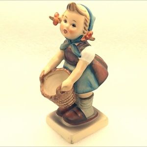 Vintage Goebel Hummel Figurine LITTLE HELPER